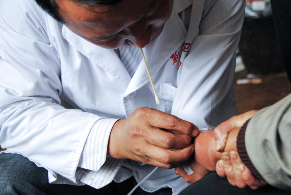 烏蒙深處，“獨臂醫生”29年守護村民健康