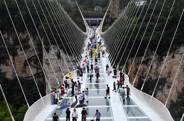 湖南張家界：旅游業(yè)持續“升溫” 景區迎客流高峰