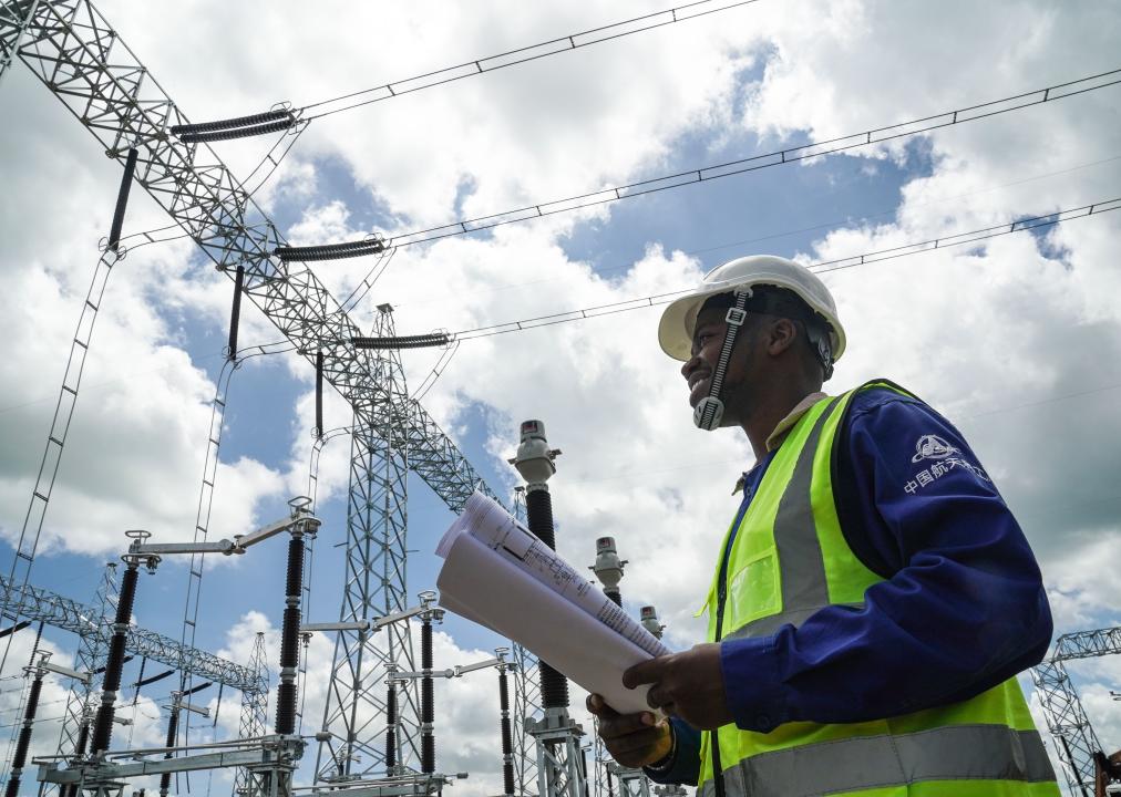 “一帶一路”故事繪丨在孔扎變電站，肯尼亞青年實(shí)現電氣工程師夢(mèng)想