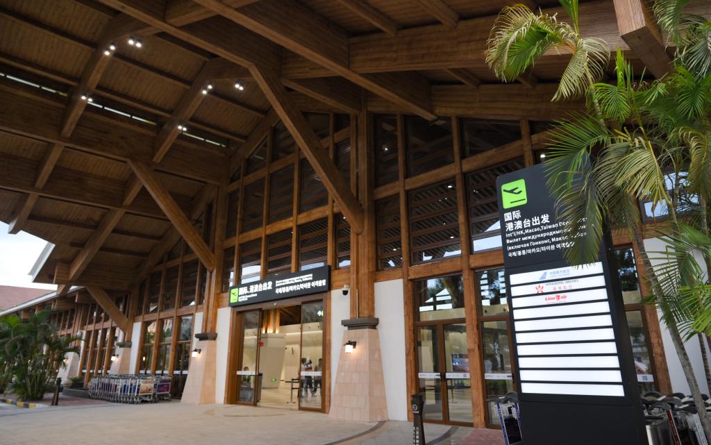 海南三亞：探訪(fǎng)鳳凰國際機場(chǎng)封關(guān)運作項目