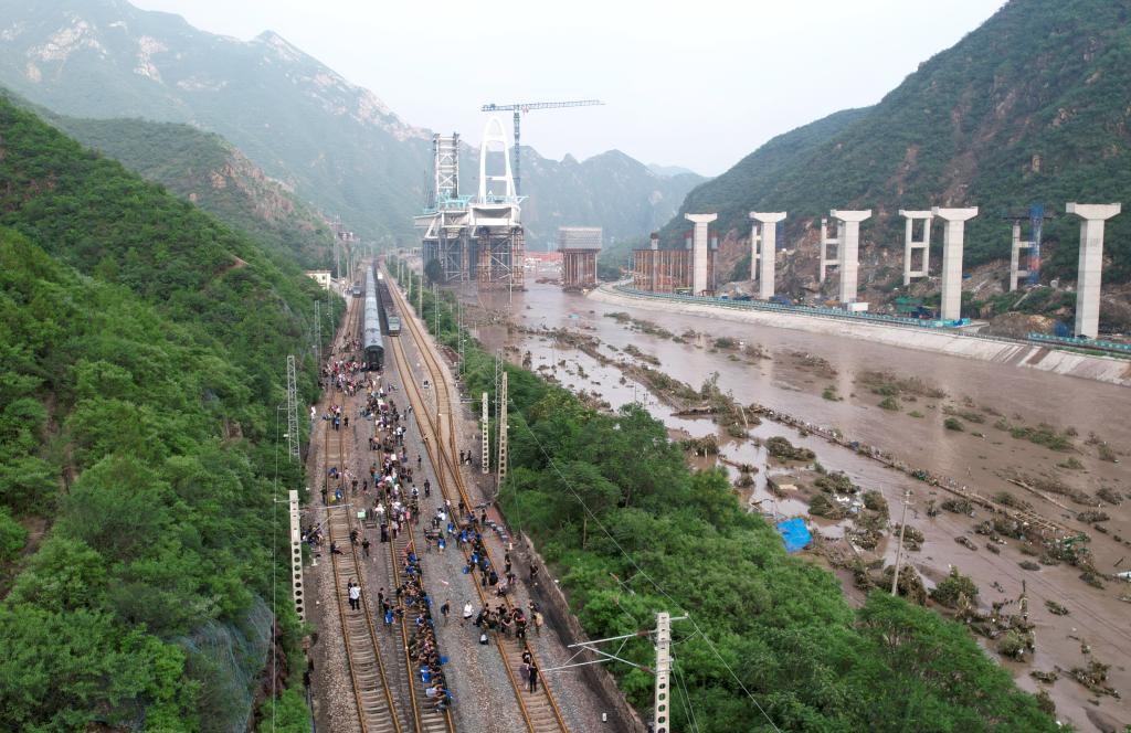 新華全媒+丨徒步直擊：最后一批受困列車(chē)旅客安全轉運