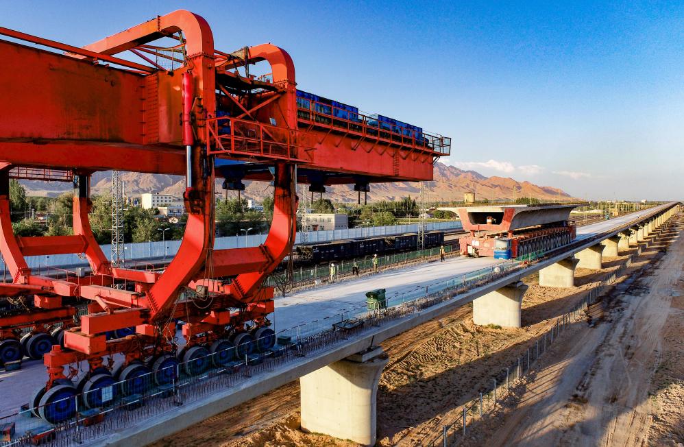 包銀高鐵巴彥淖爾段首座跨鐵路專(zhuān)用線(xiàn)特大橋箱梁架設完成