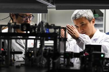 新華全媒+·新時(shí)代中國調研行·長(cháng)江篇丨一顆衛星·兩座城市·三重身份——彭承志的量子故事