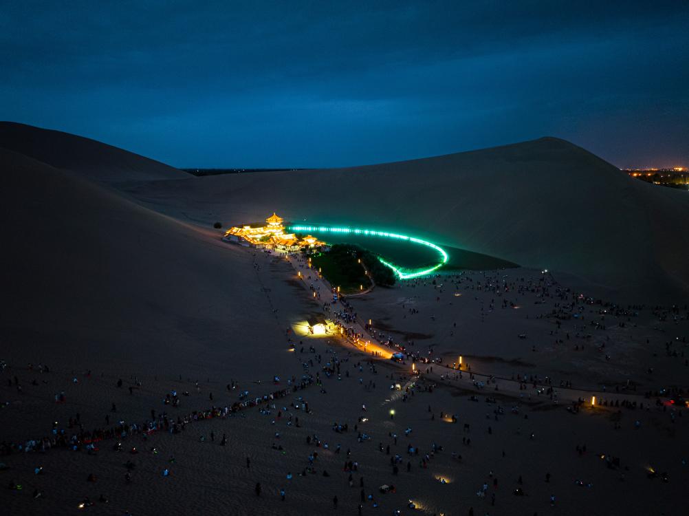 沙漠演唱會(huì )點(diǎn)亮月牙泉