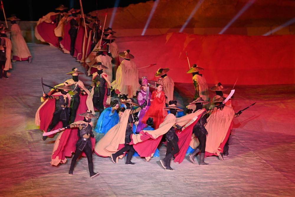 新華全媒+｜四劇“同臺”打造敦煌文化視覺(jué)盛宴——《敦煌盛典》