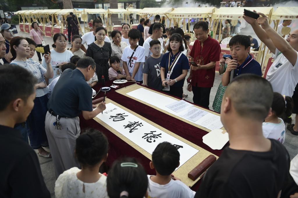 “書(shū)畫(huà)肆集”聚人氣 文風(fēng)雅韻樂(lè )游園