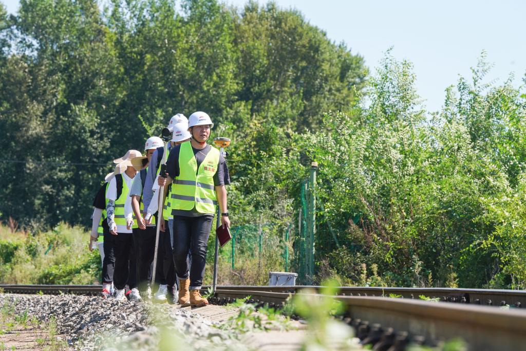 “新生代”鐵路設計師：駐守勘察一線(xiàn) 書(shū)寫(xiě)青春華章