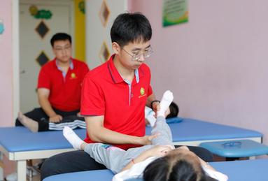 關(guān)愛(ài)殘疾兒童 守護“折翼天使”