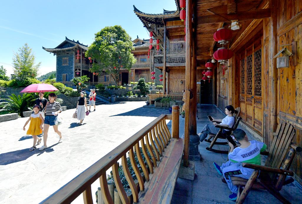 初秋田園景色美 鄉村民宿引客來(lái)