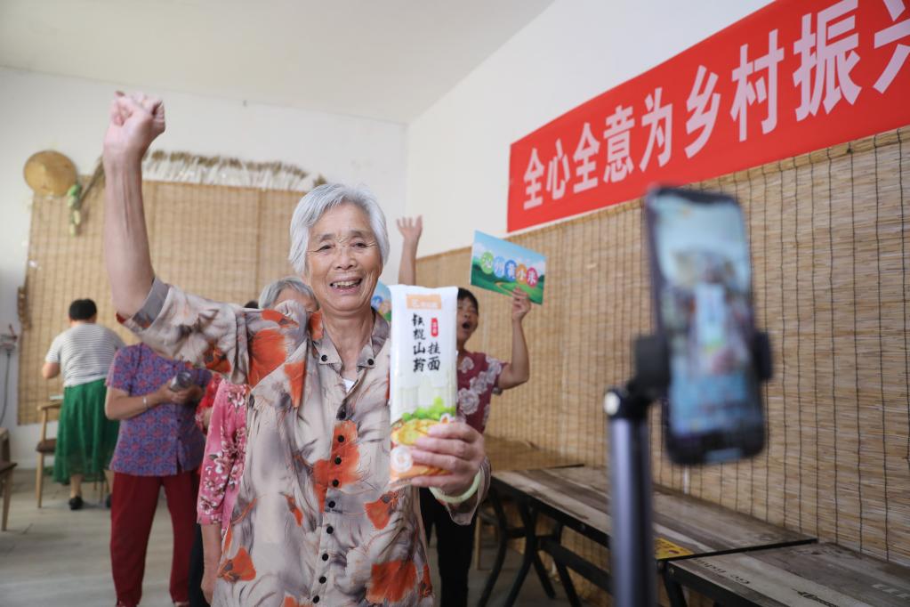 河南溫縣：“銀發(fā)直播團”帶“火”農特產(chǎn)品