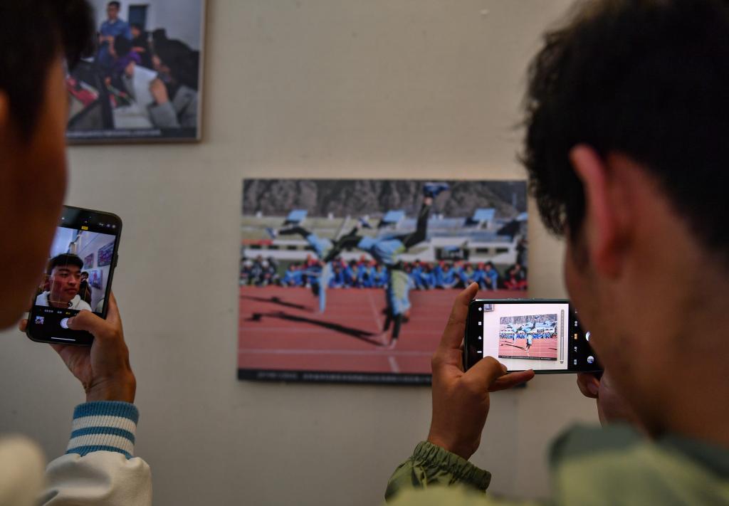 西藏：“石榴花開(kāi)籽籽連心”——鑄牢中華民族共同體意識圖片展啟動(dòng)