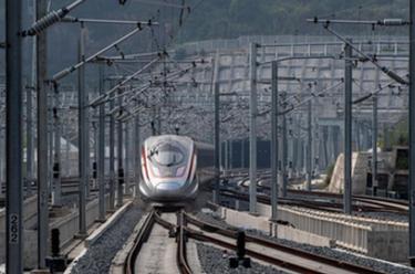 圖片故事丨“動(dòng)車(chē)醫生”高春成