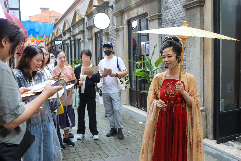 上海：“月漾詩(shī)華”中秋燈會(huì )持續亮燈