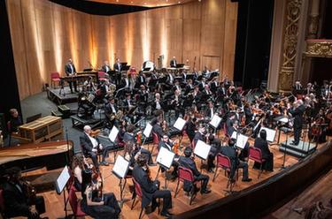 共奏《梁?！? /></a></p>
<p class=