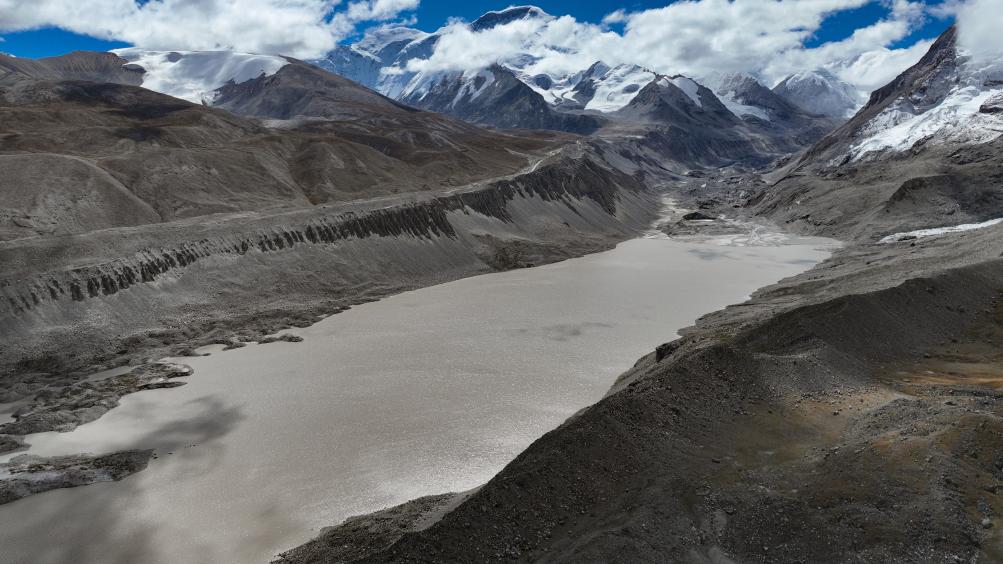 新華全媒+丨我國科考人員首次對卓奧友峰區域冰前湖進(jìn)行監測