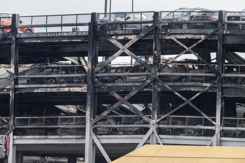 英國盧頓機場(chǎng)停車(chē)場(chǎng)發(fā)生火災 所有航班暫停