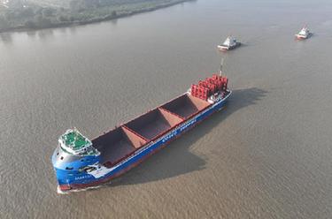 中遠海運萬(wàn)噸級電動(dòng)集裝箱船長(cháng)江試航