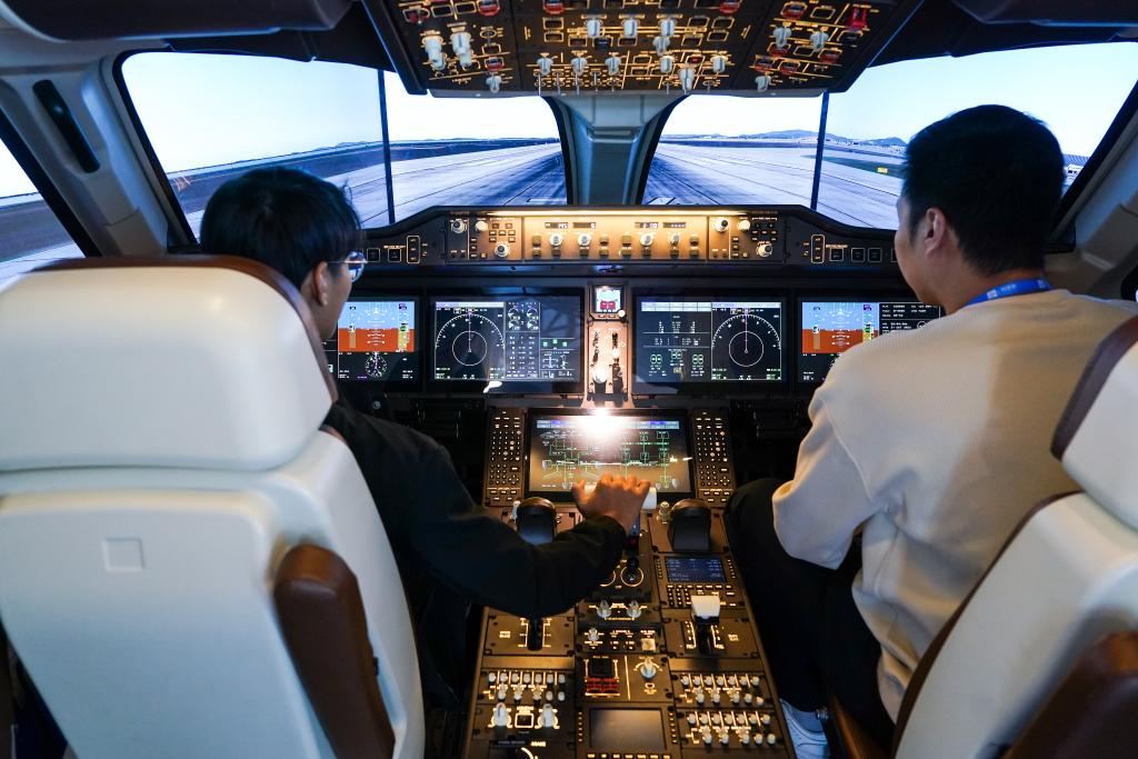 新華全媒+丨看得見(jiàn)、摸得著(zhù)、可互動(dòng)——在科普產(chǎn)品博覽會(huì )上感受科技魅力