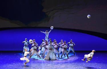 中外雜技演員角逐中國吳橋國際雜技藝術(shù)節