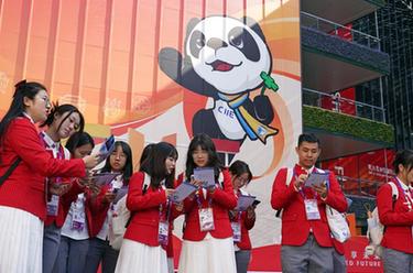 第六屆進(jìn)博會(huì )志愿者在“四葉草”展開(kāi)實(shí)訓