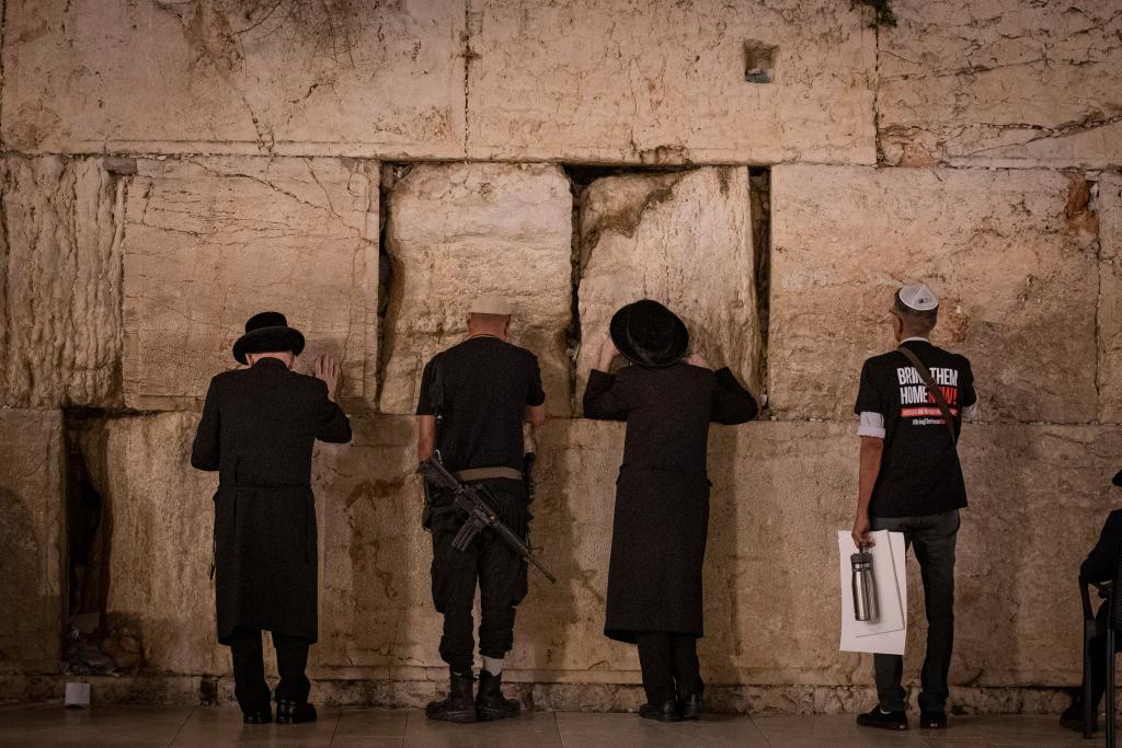 寄托哀思 祈盼回家