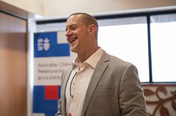 專(zhuān)訪(fǎng):期待亞太經(jīng)濟合作組織成員加強區域經(jīng)濟一體化——訪(fǎng)澳大利亞經(jīng)濟學(xué)家羅震