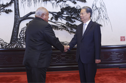 趙樂(lè )際會(huì )見(jiàn)薩摩亞議會(huì )議長(cháng)帕帕利