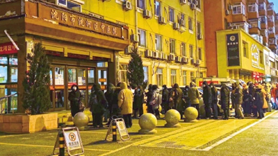 “煎餅果子鋪式”的中醫院，為何半夜就排起掛號長(cháng)隊