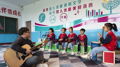 在東北鄉村，他們上演現實(shí)版“放牛班的春天”