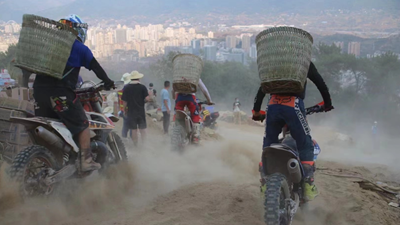 救火摩托車(chē)進(jìn)入體育博物館 “山城騎士”的故事還在繼續