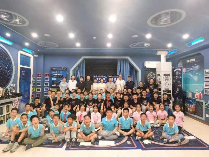 中關(guān)村二小舉辦航天特色社團授牌暨《衛星的眼睛》課程發(fā)布會(huì )