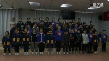 當河北阜平山里娃用歌聲送別鄧小嵐老師時(shí) 淚崩了……