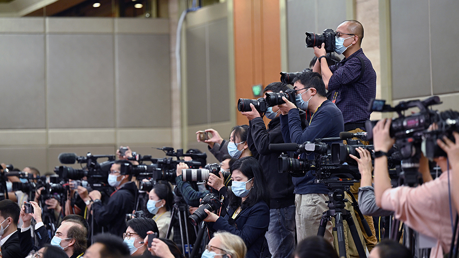 媒體記者在分會(huì )場(chǎng)采訪(fǎng)拍攝