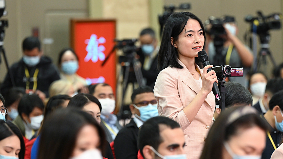 記者在分會(huì )場(chǎng)提問(wèn)