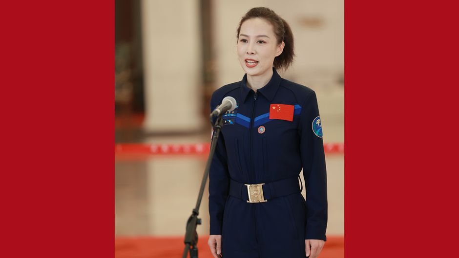 王亞平代表接受采訪(fǎng)