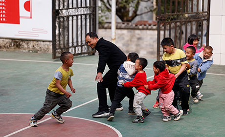 農加貴：37年堅守 見(jiàn)證鄉村教育“蝶變”