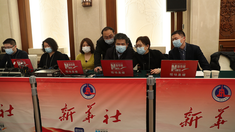 新華網(wǎng)記者在現場(chǎng)做直播準備工作