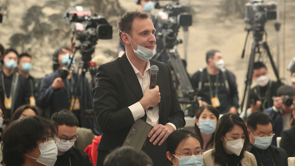 記者在現場(chǎng)提問(wèn)