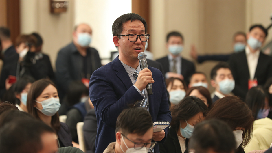 記者在現場(chǎng)提問(wèn)