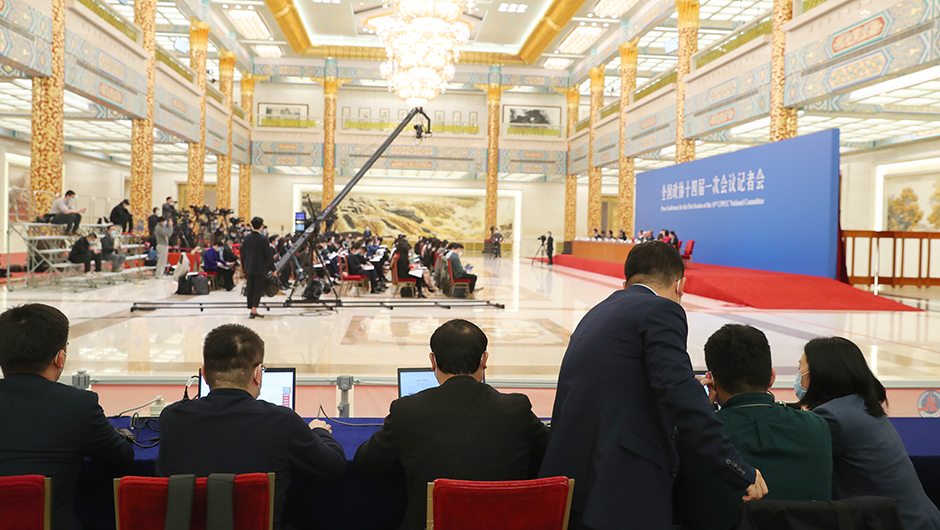 直播團隊正在進(jìn)行直播