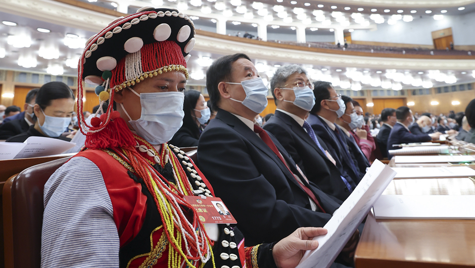 委員們在認真聽(tīng)會(huì )