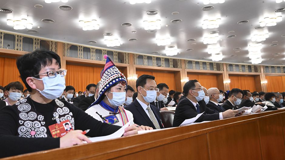 全國人大代表在認真聽(tīng)會(huì )