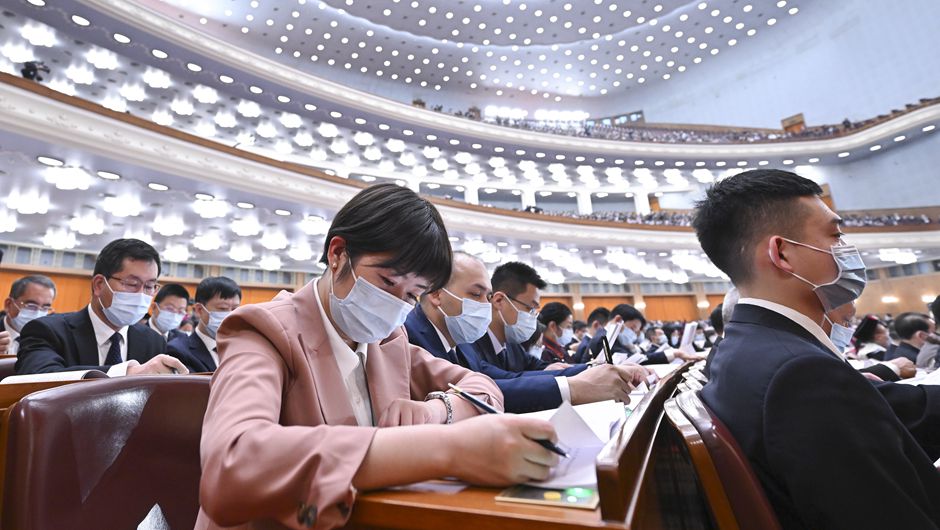 全國人大代表在認真聽(tīng)會(huì )