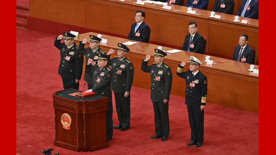 中央軍事委員會(huì )副主席、委員進(jìn)行憲法宣誓