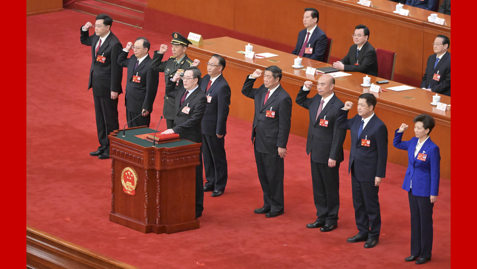 國務(wù)院副總理、國務(wù)委員、秘書(shū)長(cháng)進(jìn)行憲法宣誓
