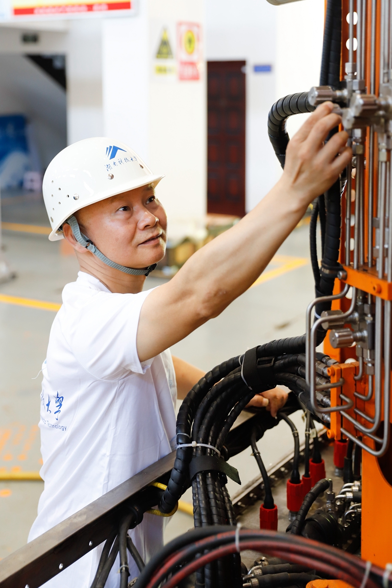 鉆下“中國孔”：向海圖強！ ——記湖南科技大學(xué)海洋實(shí)驗室主任萬(wàn)步炎