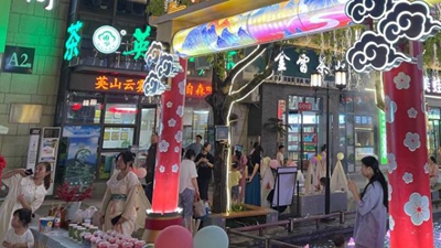 “鬧”中有序、提振消費信心——湖北黃岡東坡夜市見(jiàn)聞