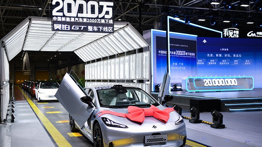 超3000萬(wàn)輛！中國“小車(chē)輪”駛出新高度