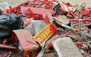 北京出動(dòng)近4萬(wàn)環(huán)衛人員清理元宵夜爆竹殘屑