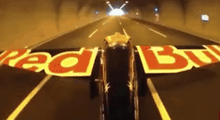 意大利飛行員成隧道內開(kāi)飛機第一人